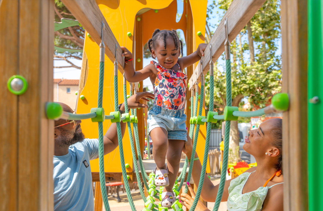 Meisje op touwbrug, op camping VAGUES OCEANES Marinette in Ste Marie La Mer (66).