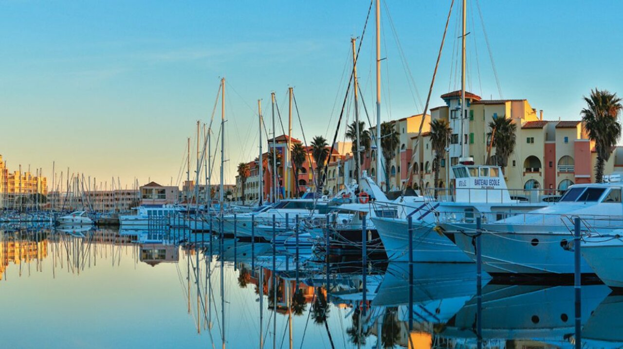 Afgemeerde boten, jachthaven, VAGUES OCEANES Marinette in Ste Marie La Mer (66).