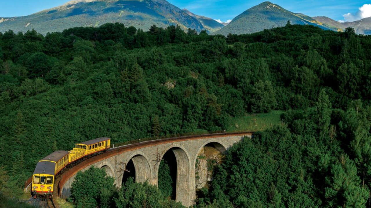 Gele trein op viaduct, bergen, op camping VAGUES OCEANES Marinette in Ste Marie La Mer (66).