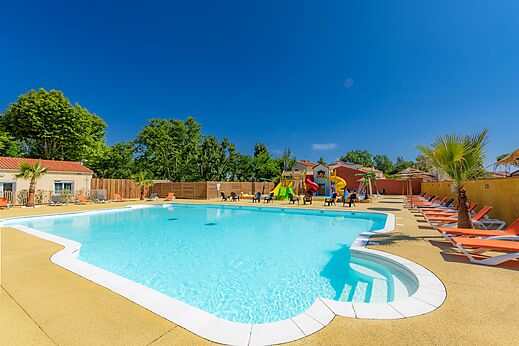 Buitenzwembad en waterspeeltuin op camping VAGUES OCEANES Marinette in Ste Marie La Mer (66).