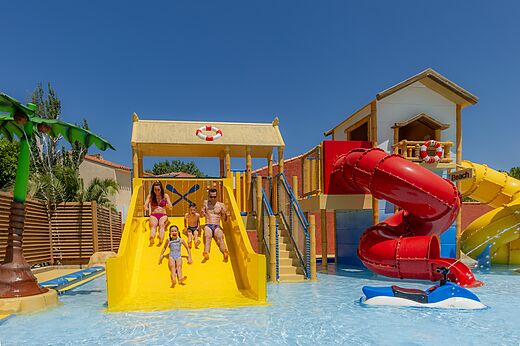 Waterglijbanen familie op camping VAGUES OCEANES Marinette in Ste Marie La Mer (66).