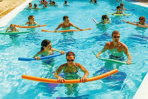 Buitenzwembad met aquagym animatie op camping VAGUES OCEANES Marinette in Ste Marie La Mer (66).