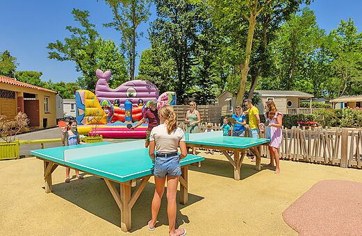 Tafeltennistafels en opblaasbare structuur voor kinderen op camping VAGUES OCEANES Marinette in Ste Marie La Mer (66).