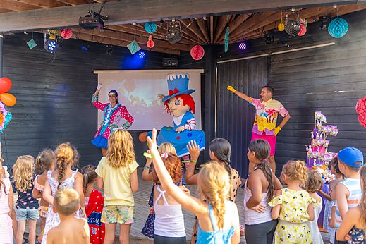 Kinderanimatie met mascottes en entertainers op podium op camping VAGUES OCEANES Marinette in Ste Marie La Mer (66).