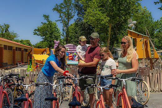 Familie kiest fietsen op camping VAGUES OCEANES Marinette in Ste Marie La Mer (66).
