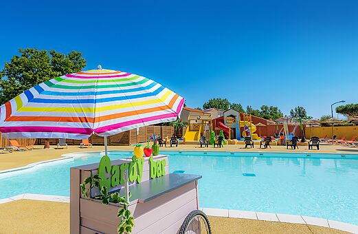 Buitenzwembad, glijbanen en waterspelen op camping VAGUES OCEANES Marinette.
