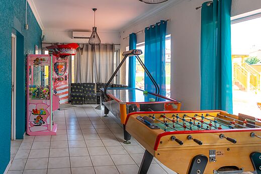 Tafelvoetbal, airhockey en arcadespellen op camping VAGUES OCEANES Marinette in Ste Marie La Mer.