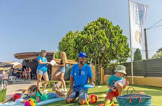 Animatie en spelletjes voor kinderen op gazon op camping VAGUES OCEANES Marinette