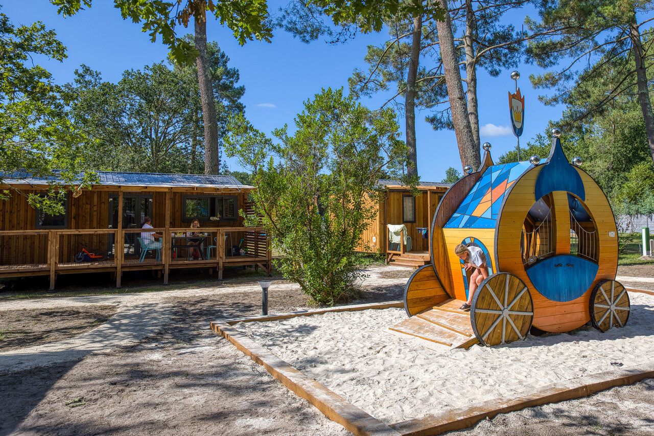 Koetsvormige speelstructuur en Mobil-homes op camping CLICOCHIC M�doc Bleu in Carcans (33).