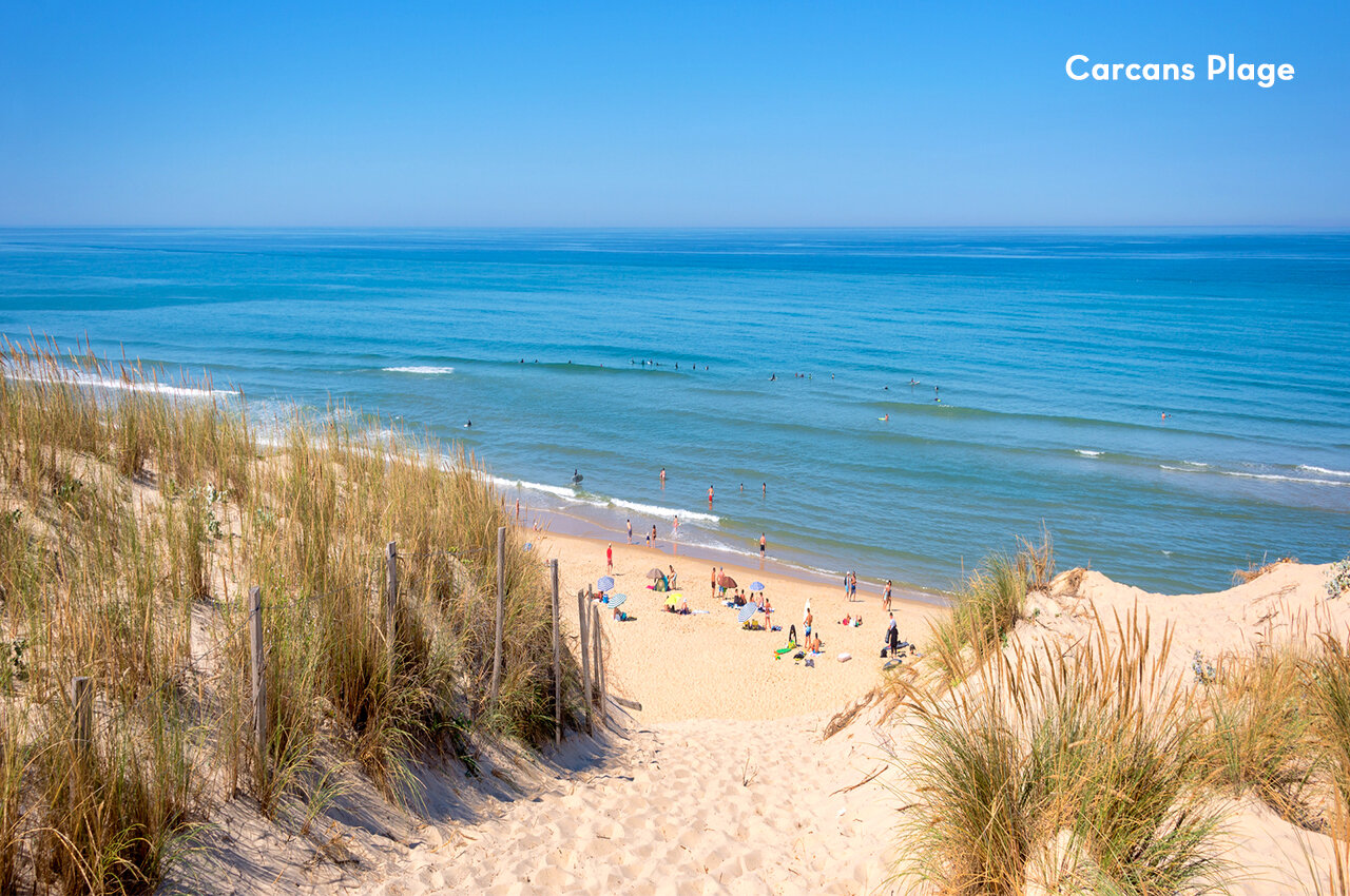 Strand van Carcans met duinen en oceaan, plek om te bezoeken in Gironde.