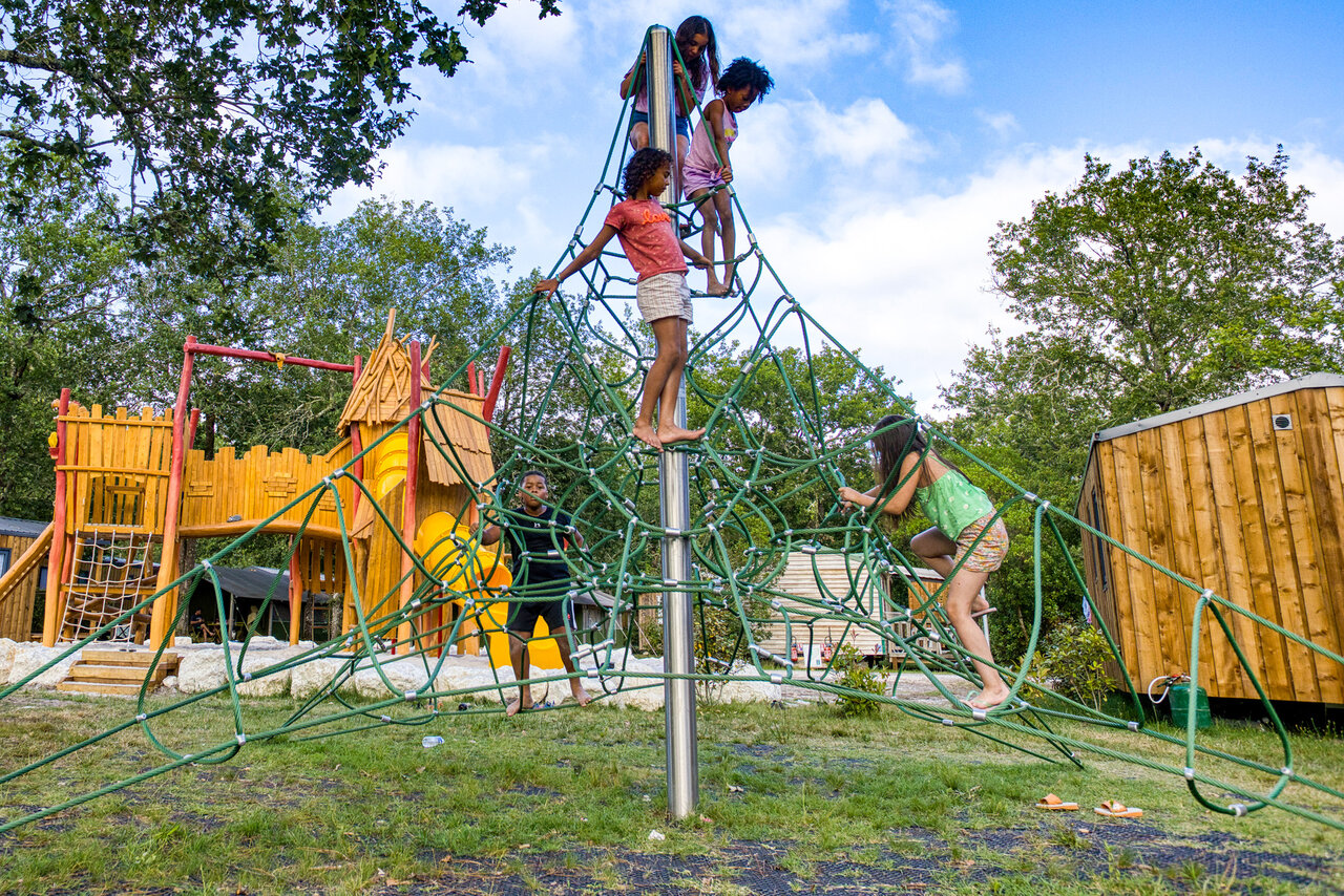 Kinderen op touwklimstructuur, speeltuin, camping CLICOCHIC M�doc Bleu.