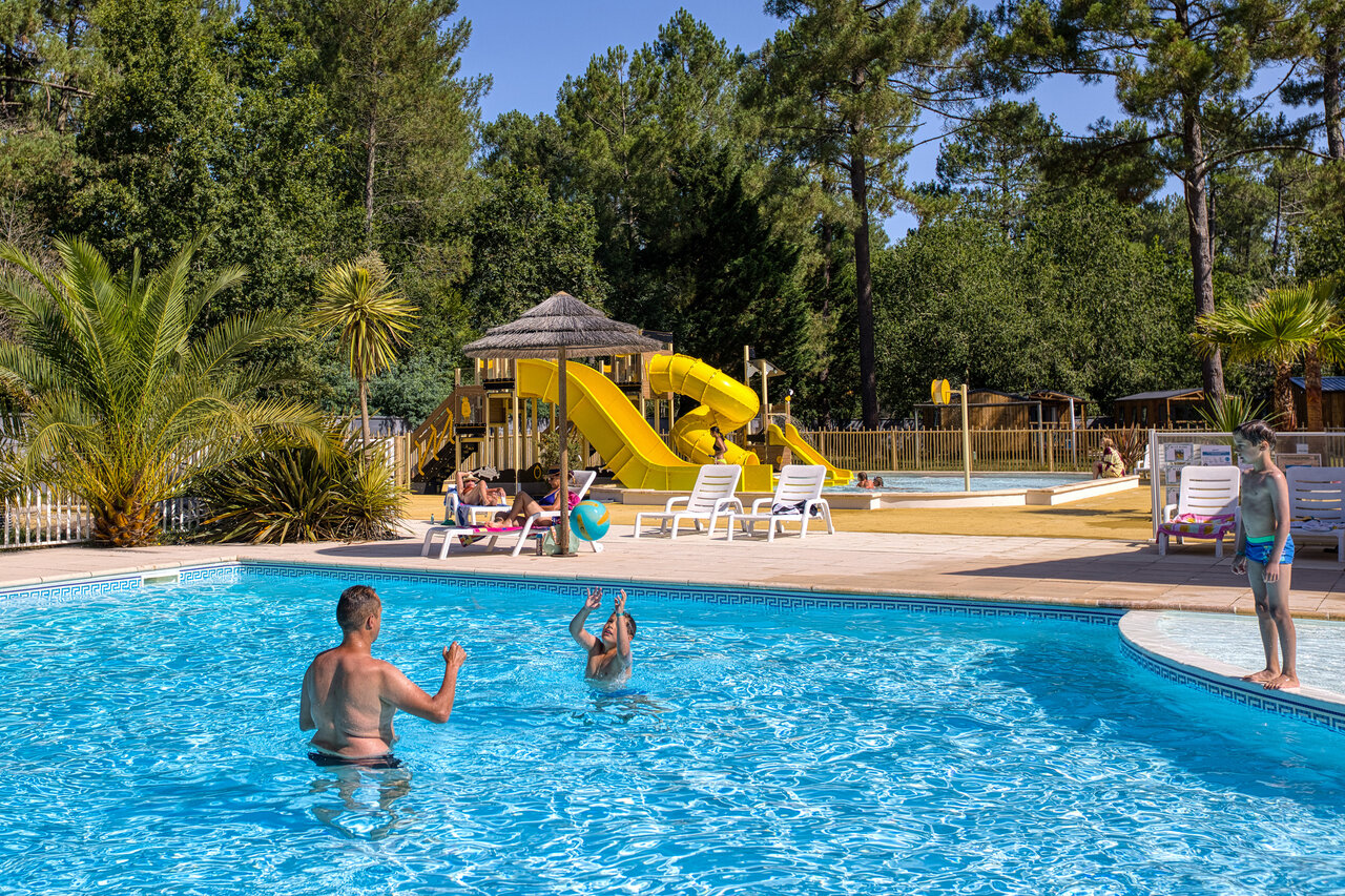 Buitenzwembad met waterglijbanen en waterspellen op camping CLICOCHIC M�doc Bleu in Carcans (33).