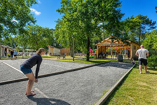 Petanquebaan en springkasteel op camping CLICOCHIC M�doc Bleu in Carcans (33).