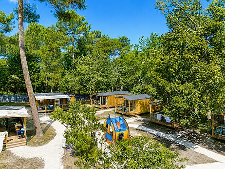 Stacaravans en kinderspeeltuin op camping CLICOCHIC M�doc Bleu in Carcans (33).