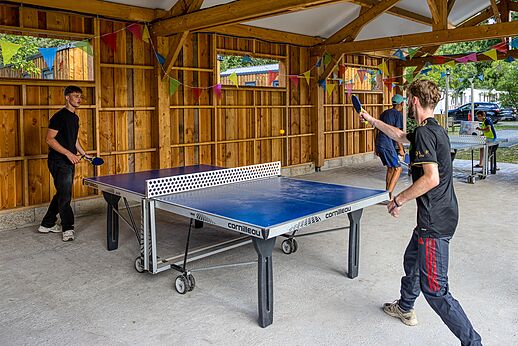 Speelruimte met tafeltennis op camping CLICOCHIC Médoc Bleu in Carcans.