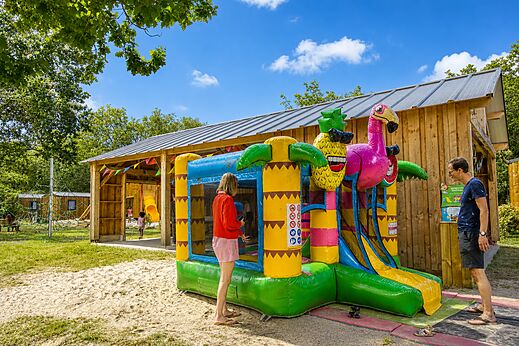 Opblaasbaar speeltoestel met glijbaan op camping CLICOCHIC Médoc Bleu in Carcans (33).