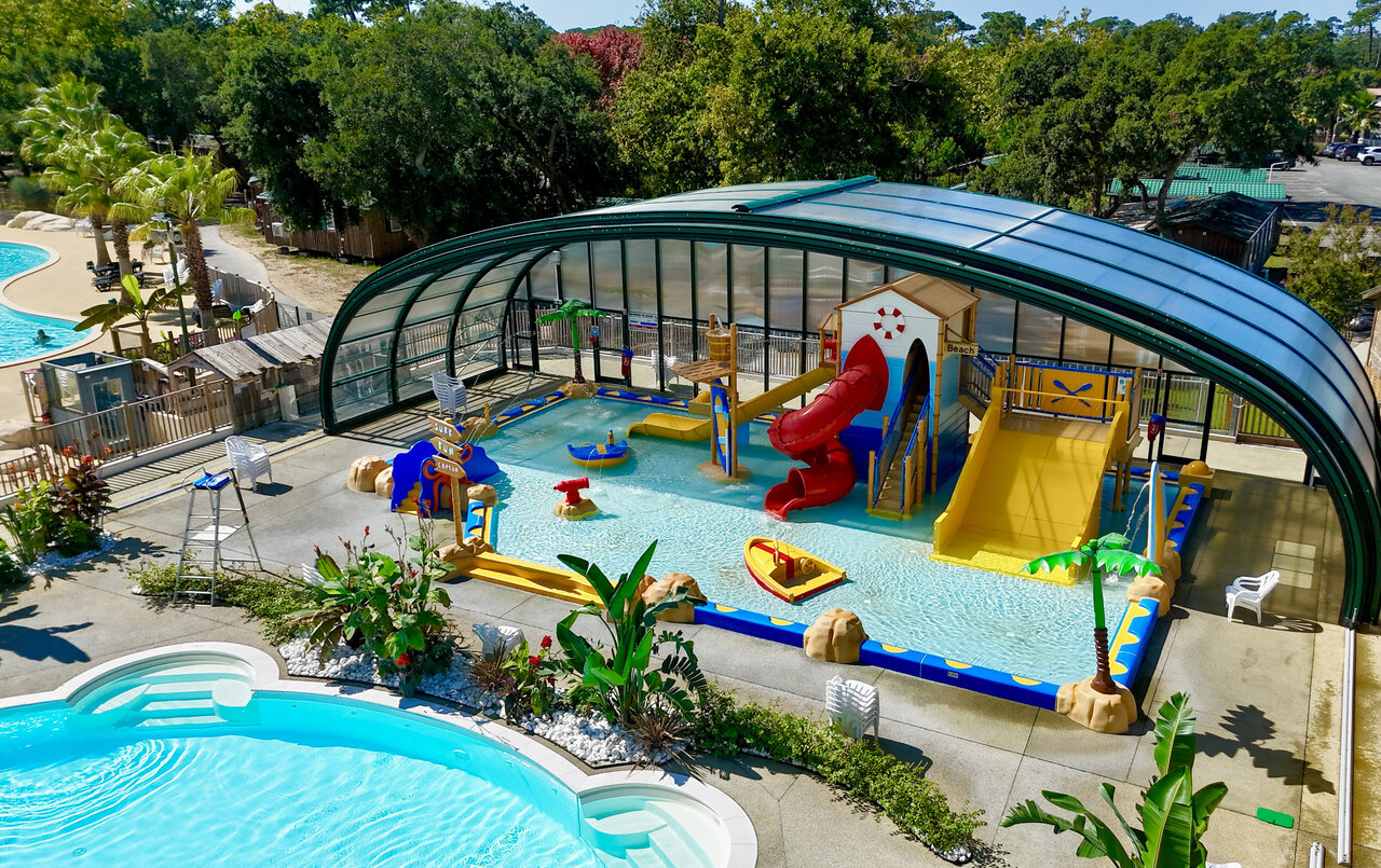 Overdekt waterpark met glijbanen en waterspellen op camping CAPFUN Mer in Labenne-Oc�an (40).