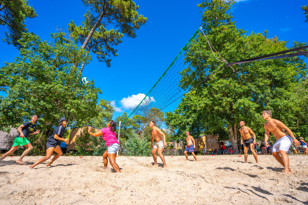 Beachvolleybalwedstrijd op zand met vrienden op camping CAPFUN Mer in Labenne-Oc�an (40).