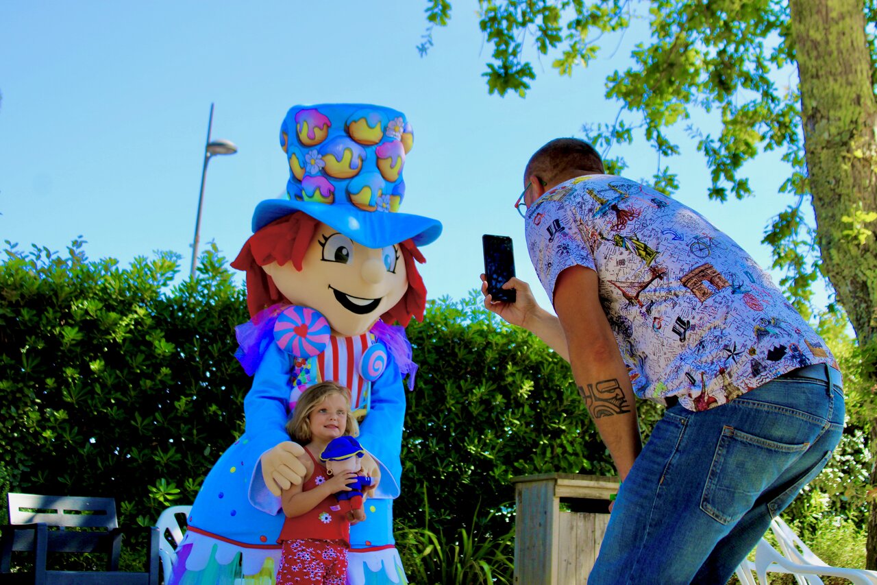 Kleurrijke mascotte met kind en ouder op camping CAPFUN Mer � Labenne-Oc�an (40).