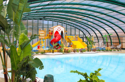 Overdekt zwembad met waterglijbanen en waterspellen op camping CAPFUN Mer in Labenne-Oc�an (40).