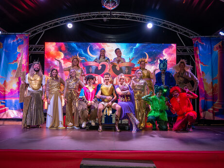 Groep geanimeerde artiesten op podium voor een show op camping CAPFUN Mer in Labenne-Océan (40).