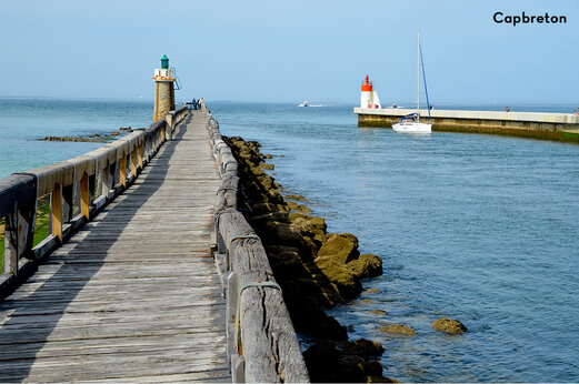 Lange houten pier en vuurtorens bij de haveningang van Capbreton, Landes.