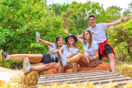 Lachend animatieteam poseert buiten op camping CAPFUN Mer in Labenne-Océan (40).