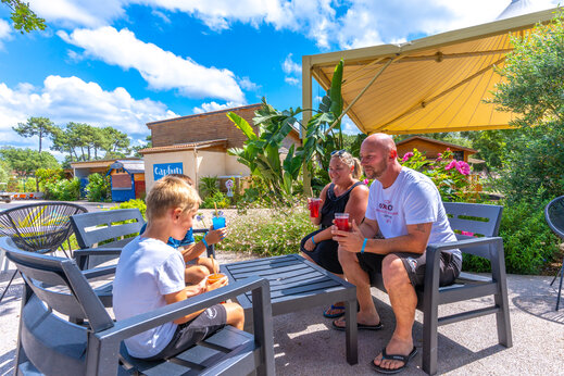 Familie aan de bar van camping CAPFUN Mer in Labenne-Océan (40).