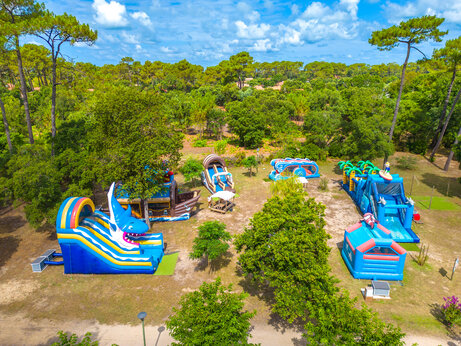 Opblaasbare structuren en glijbanen voor kinderen op camping CAPFUN Mer in Labenne-Oc�an (40).
