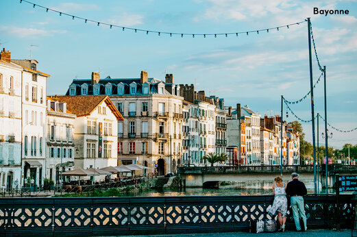 Kleurrijke gevels langs de Nive in Bayonne, stad om te bezoeken nabij de camping.