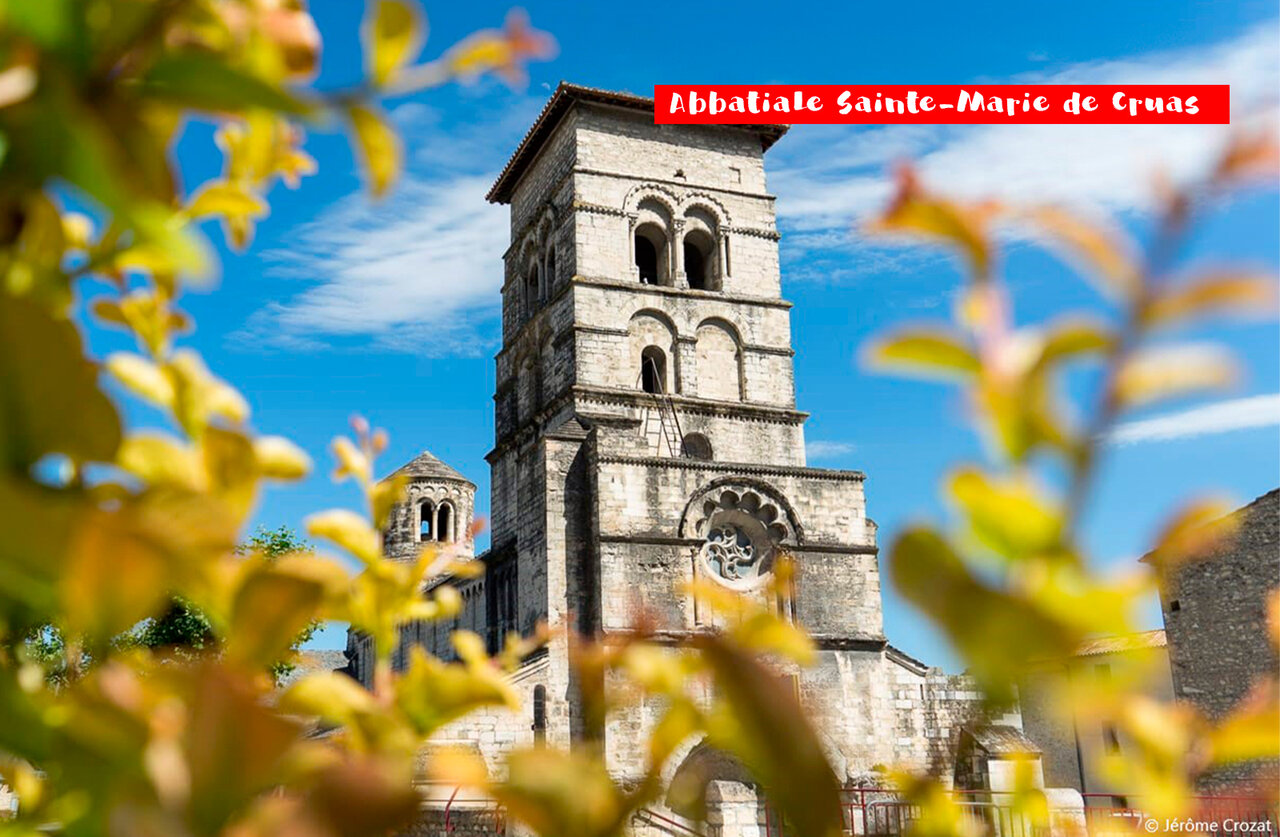 Abdij Sainte-Marie de Cruas, historisch monument te bezoeken nabij Baix.