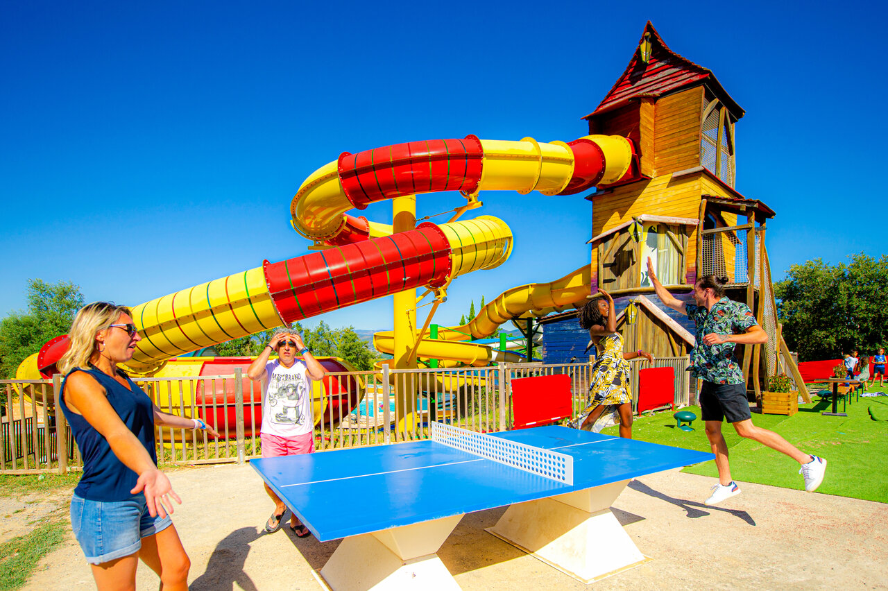 Tafeltenniswedstrijd, waterglijbanen op camping CAPFUN Merle Roux in Baix (07).
