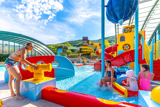 Speels waterpark met waterspellen op camping CAPFUN Merle Roux te Baix (07).