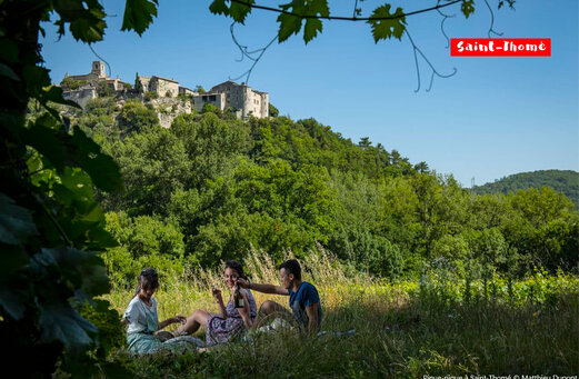 Hooggelegen dorp Saint-Thomé in Ardèche, ideale plek voor een picknick.