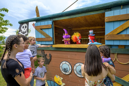Poppenkastvoorstelling voor kinderen op camping CAPFUN Merle Roux in Baix (07).