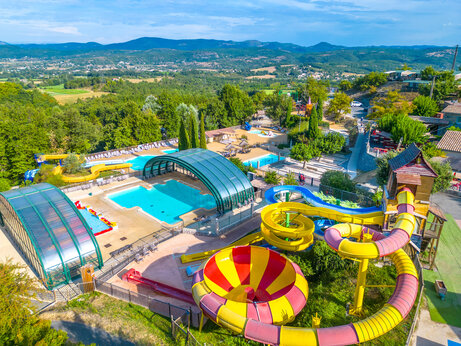 Reuzenglijbanen en overdekte/buiten zwembaden op camping CAPFUN Merle Roux in Baix (07).