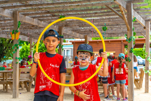 Lachende kinderen bij Mini Club animatie op camping CAPFUN Merle Roux in Baix (07).
