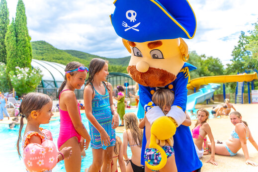 Mascotte piraat en kinderen bij zwembad CAPFUN Merle Roux in Baix (07).