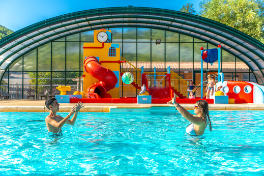 Zwembad, waterspellen en grote glijbaan op camping CAPFUN Merle Roux in Baix (07).