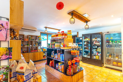 Goed gesorteerde supermarkt met verse producten en dranken op camping CAPFUN Merle Roux in Baix (07).