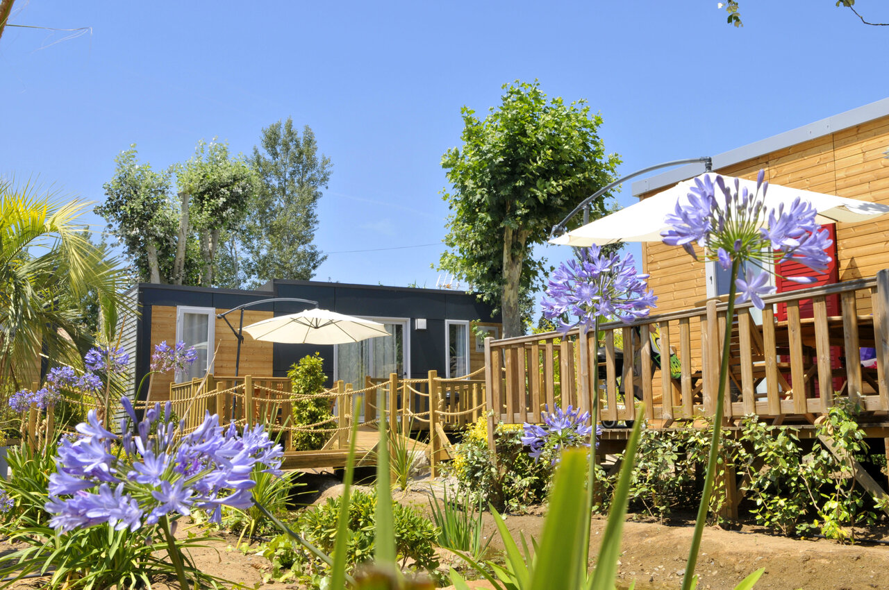Moderne stacaravans, houten terrassen, bloemen, camping CAPFUN Mer et Soleil in Cap d'Agde.