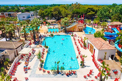 Groot waterpark met zwembaden, glijbanen en ligstoelen op camping CAPFUN Mer et Soleil in Cap d'Agde (34).