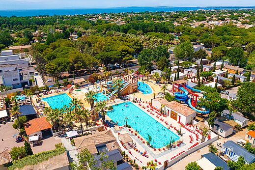 Zwembaden, gigantische waterglijbanen, luchtfoto camping CAPFUN Mer et Soleil Cap d'Agde.