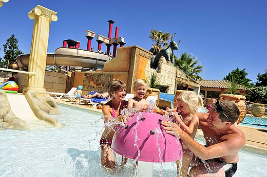 Blije familie waterspellen zwembad camping CAPFUN Mer et Soleil Cap d'Agde.