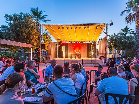 Animatie op podium met publiek op camping CAPFUN Mer et Soleil, Cap d'Agde (34).
