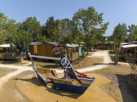 Speeltuin piratenschip voor kinderen op camping CAPFUN Mer et Soleil in Cap d'Agde.