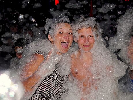 Vrolijke vakantiegangers schuimparty op camping CAPFUN Mer et Soleil in Cap d'Agde (34).