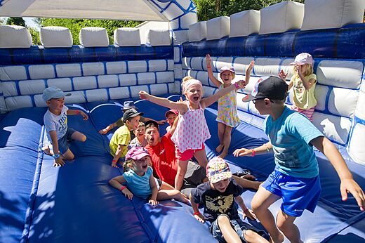 Opblaasbaar kasteel voor kinderen op camping CAPFUN Mer et Soleil te Cap d'Agde (34).