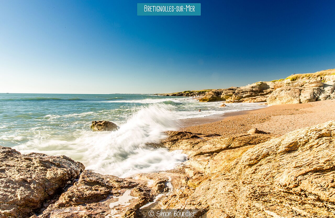 Rotsachtig strand en golven in Br�tignolles-sur-Mer, Vend�e, te bezoeken plaats.