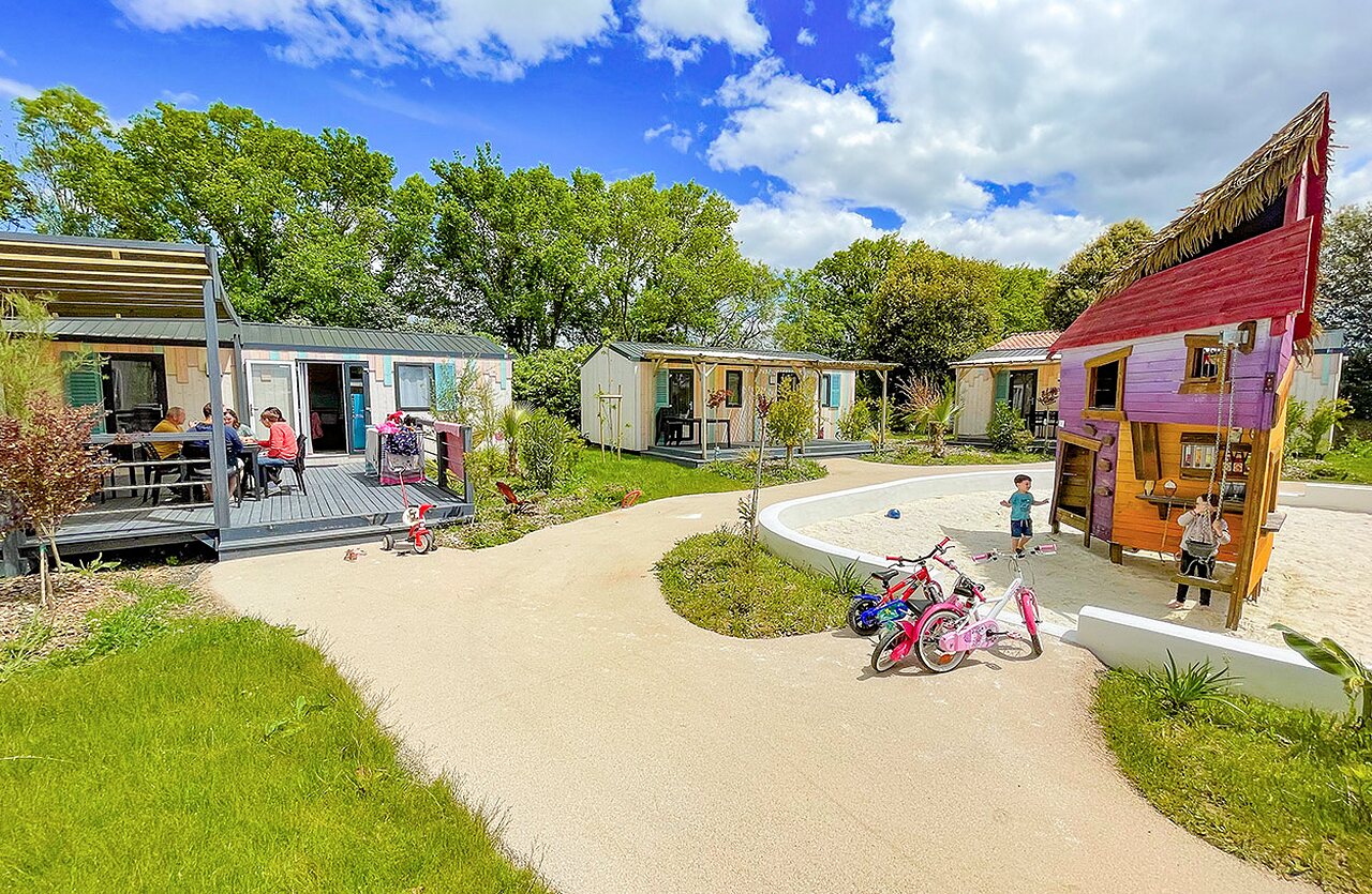 Stacaravans en kinderspelen op camping VAGUES OCEANES Micheli�re in Givrand (85).
